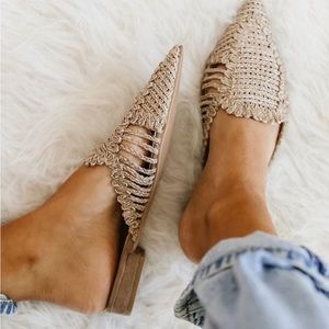 Vici Collection Monaco woven slip on mules, Size 8